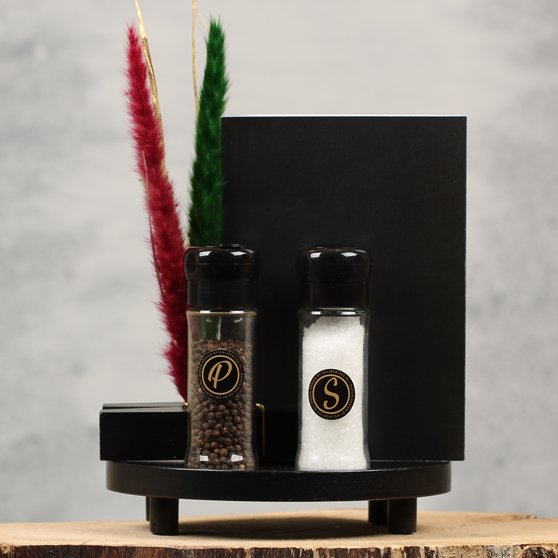 Sfeervolle ronde tafeldecoratie planken met kaarthouder | Dining Deco