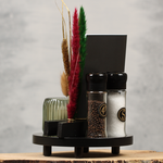 Sfeervolle tafeldecoratie planken zwart met kaarthouder | Dining Deco