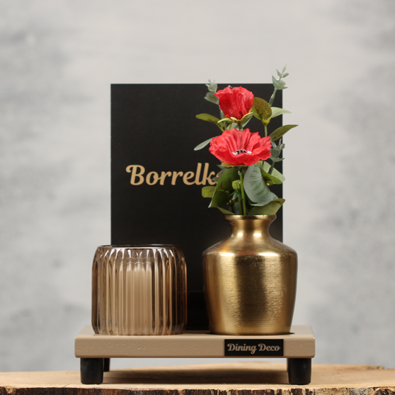 Sfeervolle tafelstandaard met uitsparingen en kaartklem | Dining Deco