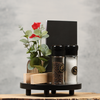 Smaakvolle tafel planken met knijper kaarthouder en bloemen | Dining Deco