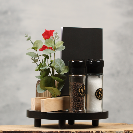 Smaakvolle tafel planken met knijper kaarthouder en bloemen | Dining Deco