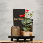 Sfeervolle tafel planken met kaarthouder en bloemen | Dining Deco