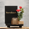 Smaakvolle tafel planken met kaarthouder en bloemen | Dining Deco