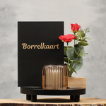 Smaakvolle tafel planken met kaarthouder en bloemen | Dining Deco
