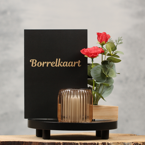 Smaakvolle tafel planken met kaarthouder en bloemen | Dining Deco
