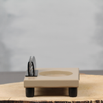 Plankje zand met zwarte kaartklem | Dining deco