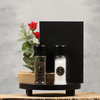 Smaakvolle tafel planken met houten kaarthouder en bloemen | Dining Deco